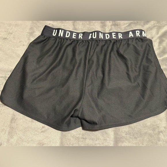 Under Armour Women’s Shorts
Size Large - Picture 2 of 3